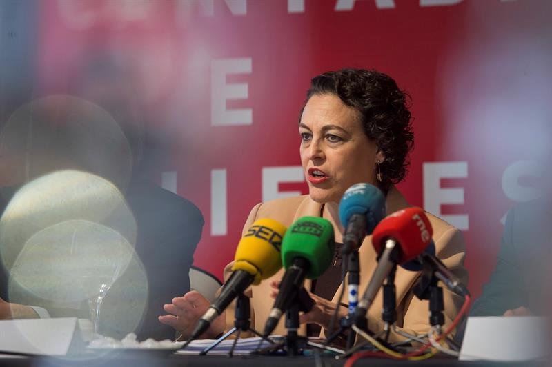Imagen de Magdalena Valerio con diferentes micrófonos ante una de sus apariciones públicas como Ministra de Trabajo.