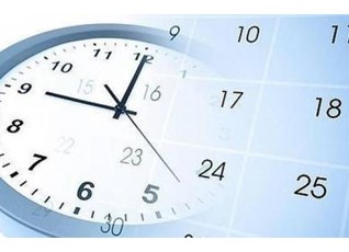 Imagen de un reloj analógico y un calendario