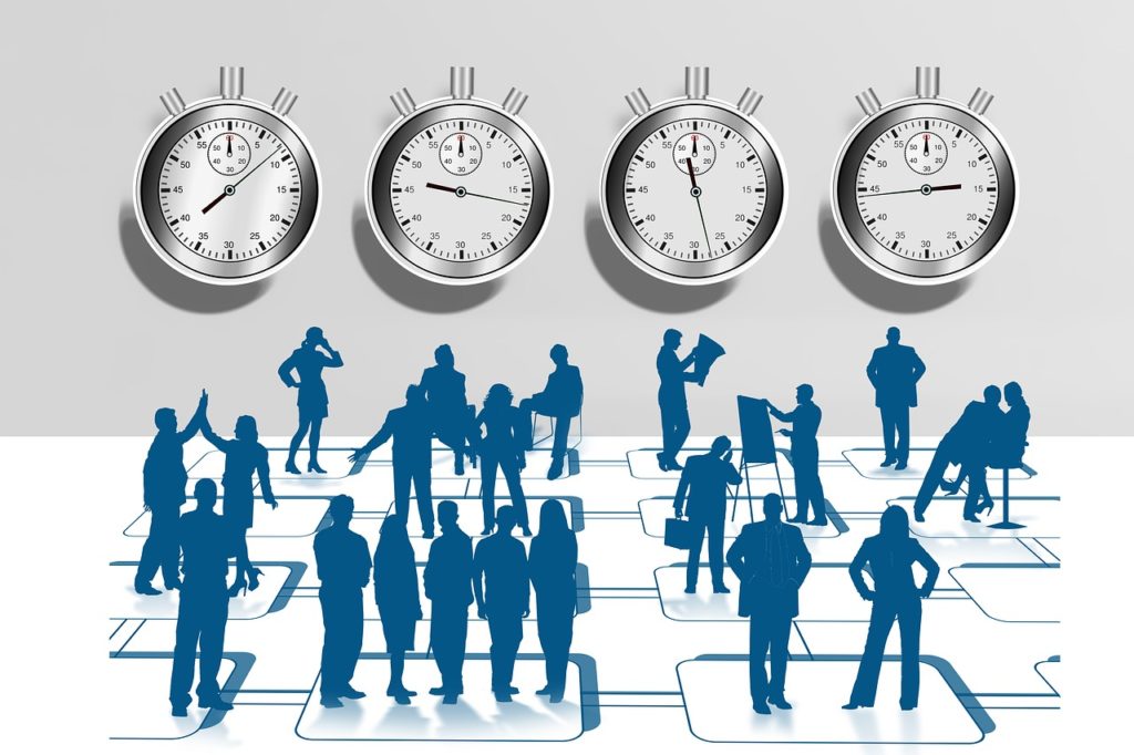 Imagen en la que destacan dos elementos: Arriba: cuatro relojes para medir la jornada laboral Abajo: diferentes personas y empleos.